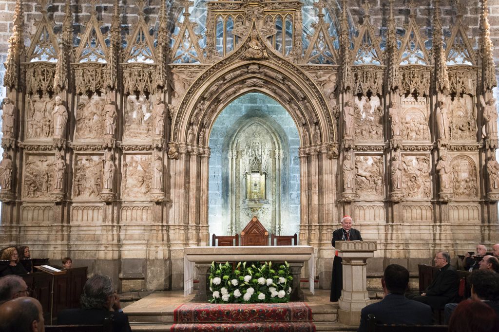  El Arzobispo y el presidente de Iberdrola inauguran la nueva iluminación del Santo Cáliz en la Catedral de Valencia