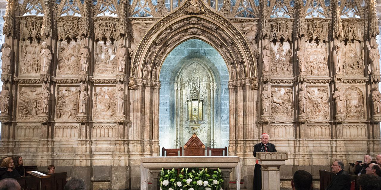  El Arzobispo y el presidente de Iberdrola inauguran la nueva iluminación del Santo Cáliz en la Catedral de Valencia