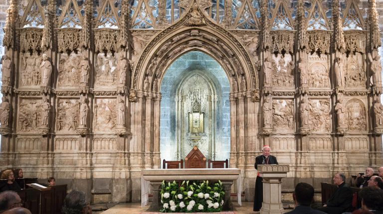 El Arzobispo y el presidente de Iberdrola inauguran la nueva iluminación del Santo Cáliz en la Catedral de Valencia