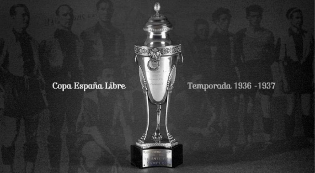  LA COPA DE LA REPÚBLICA GANADA POR EL LEVANTE U.D HACE 80 AÑOS SE EXPONE EN EL SALÓN DE CRISTAL 