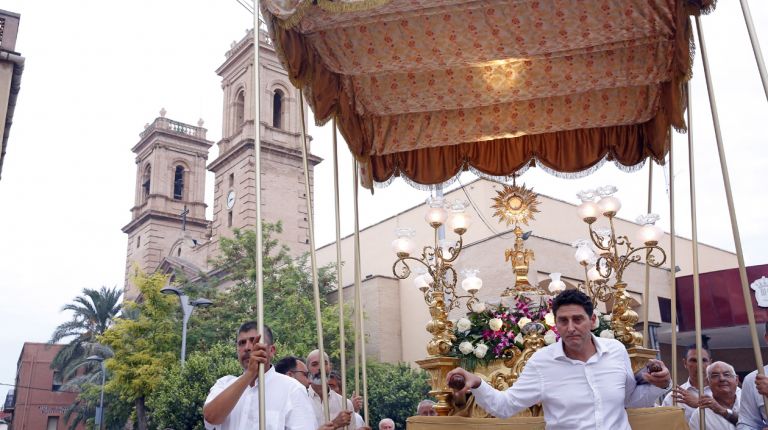 Almàssera celebra el Corpus Christi, dos meses después por dispensa papal por el ´Miracle dels Peixets` 