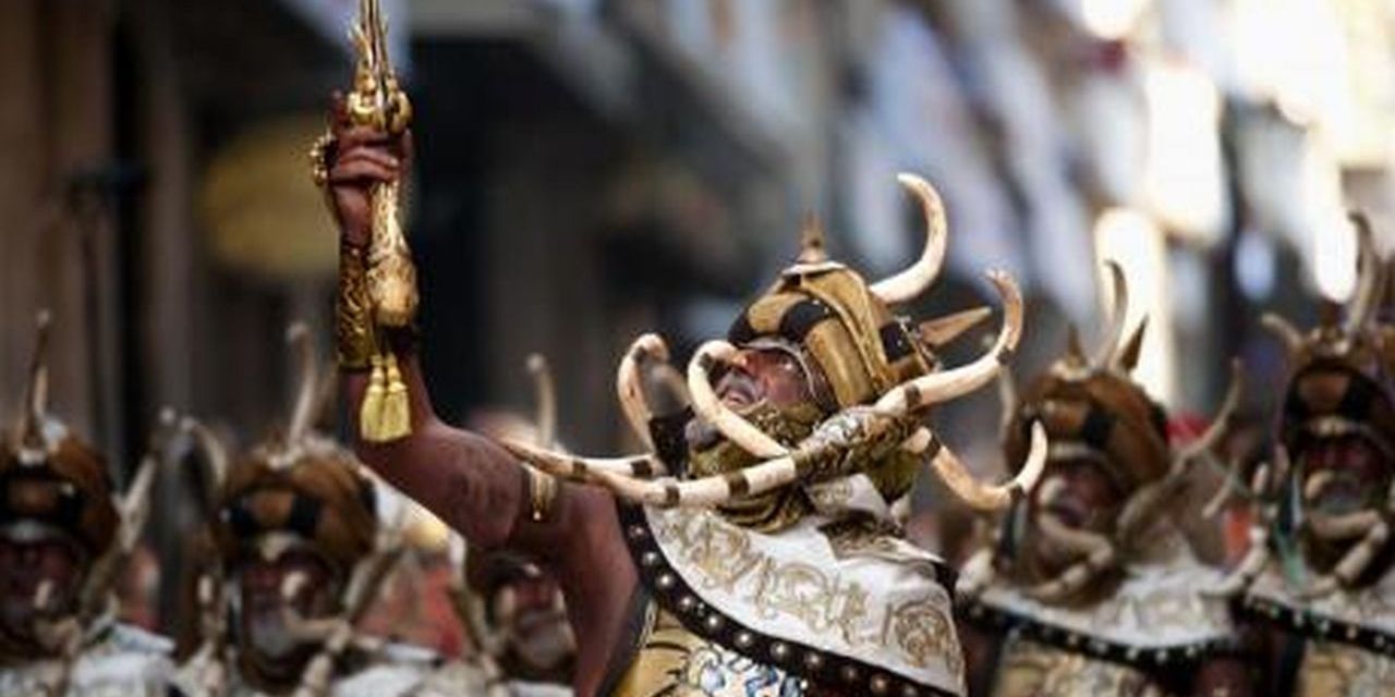  Los Moros y Cristianos son una de las fiestas más tradicionales de la Comunitat Valenciana