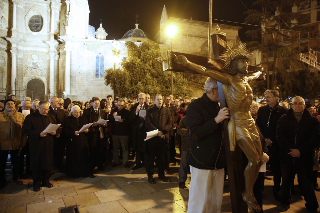  Un Vía Crucis diocesano recorre las calles del centro histórico de Valencia