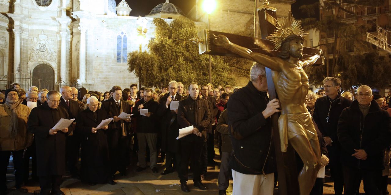  Un Vía Crucis diocesano recorre las calles del centro histórico de Valencia