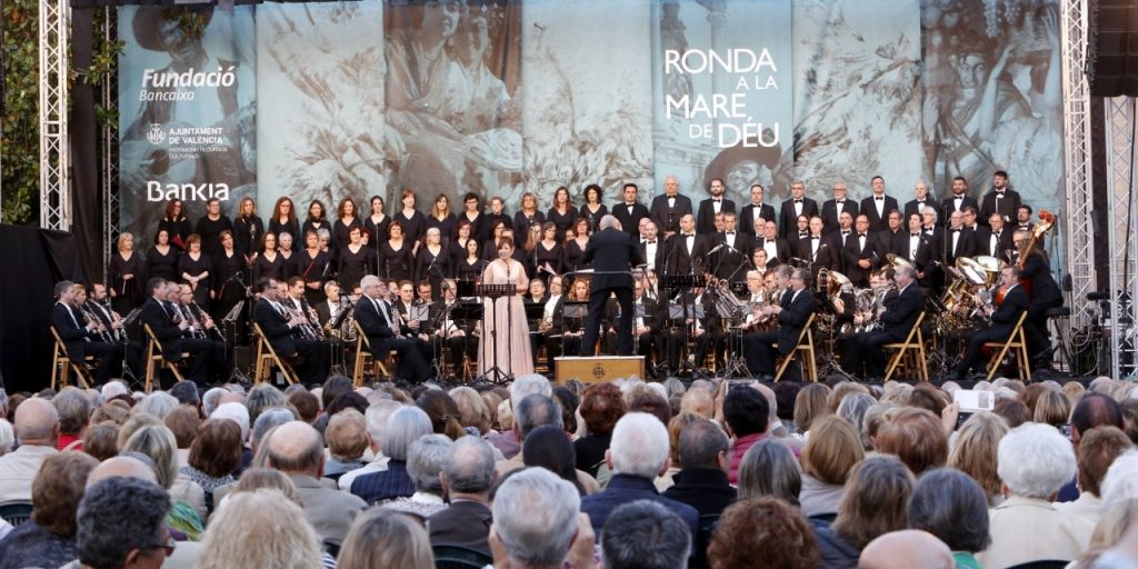  La plaza de la Virgen acoge  la tradicional Ronda a la Mare de Déu, con música popular