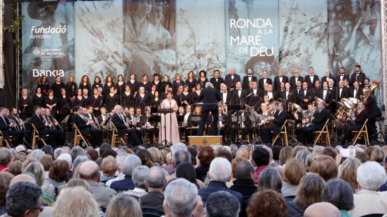 La plaza de la Virgen acoge  la tradicional Ronda a la Mare de Déu, con música popular