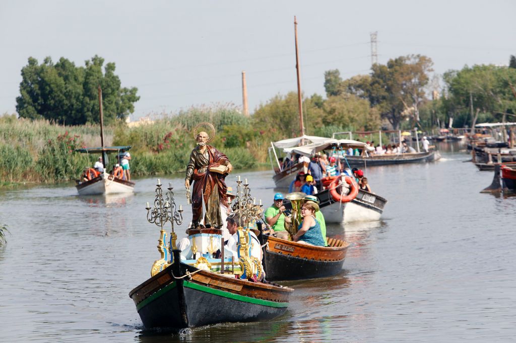 Pescadores de Catarroja honran a su patrón, San Pedro Pescador, con una romería en barca por la Albufera