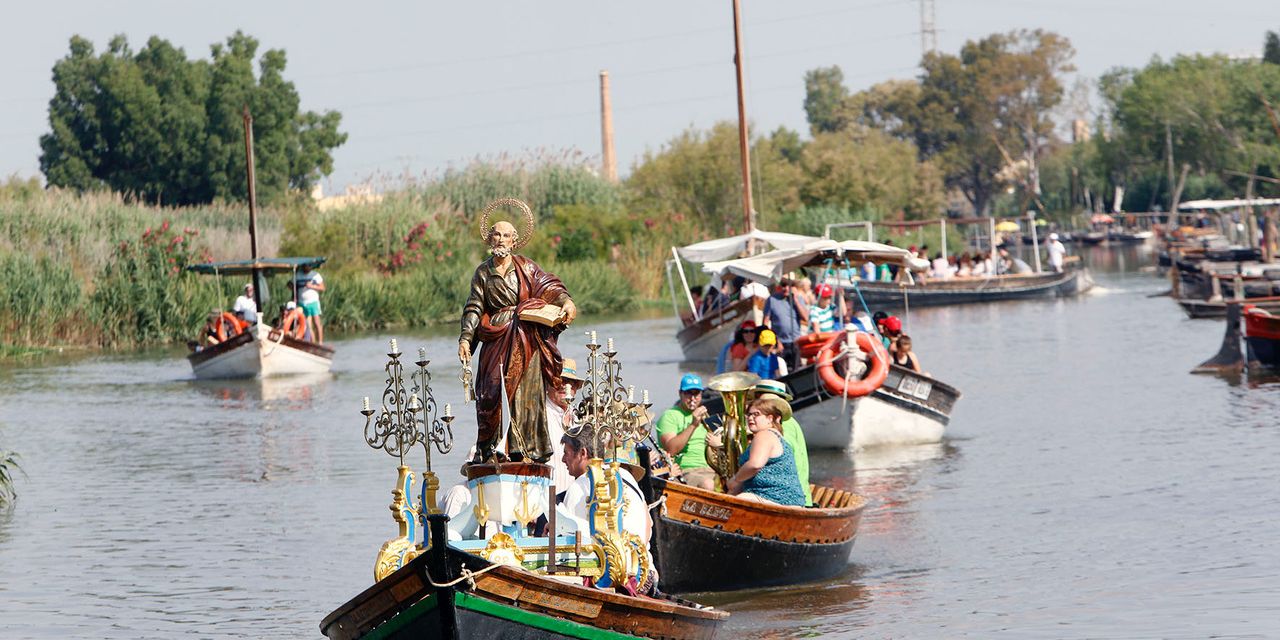  Pescadores de Catarroja honran a su patrón, San Pedro Pescador, con una romería en barca por la Albufera