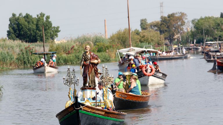 Pescadores de Catarroja honran a su patrón, San Pedro Pescador, con una romería en barca por la Albufera