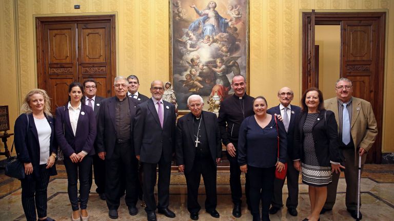El Arzobispo de Valencia recibe a la nueva junta directiva de la Hermandad de Seguidores de la Virgen
