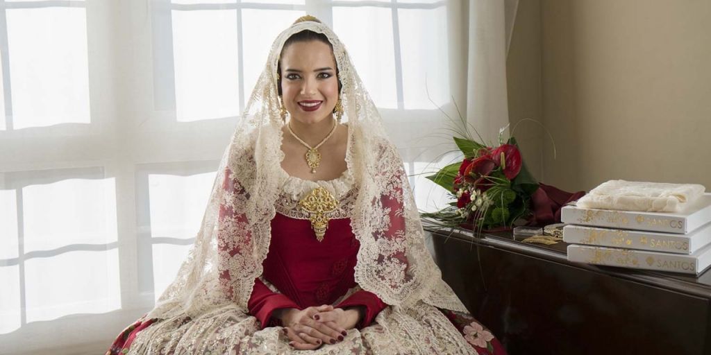  Falleras Mayores y Falleras Mayores Infantiles de València reflexionan sobre el ritual que acompaña a vestirse con la indumentaria tradicional 