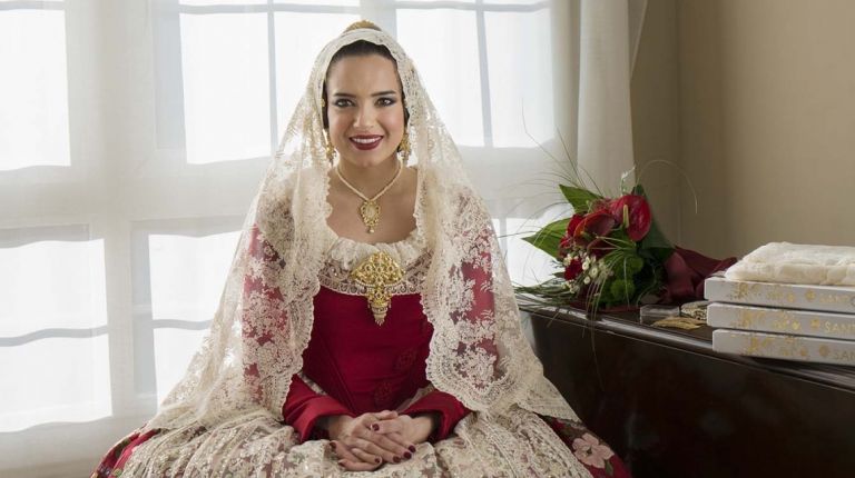 Falleras Mayores y Falleras Mayores Infantiles de València reflexionan sobre el ritual que acompaña a vestirse con la indumentaria tradicional 