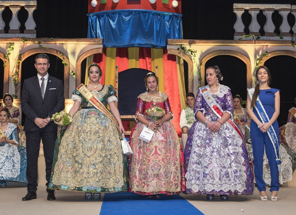  La Falla Mig Camí de Almussafes celebra la presentación de sus Falleras Mayores