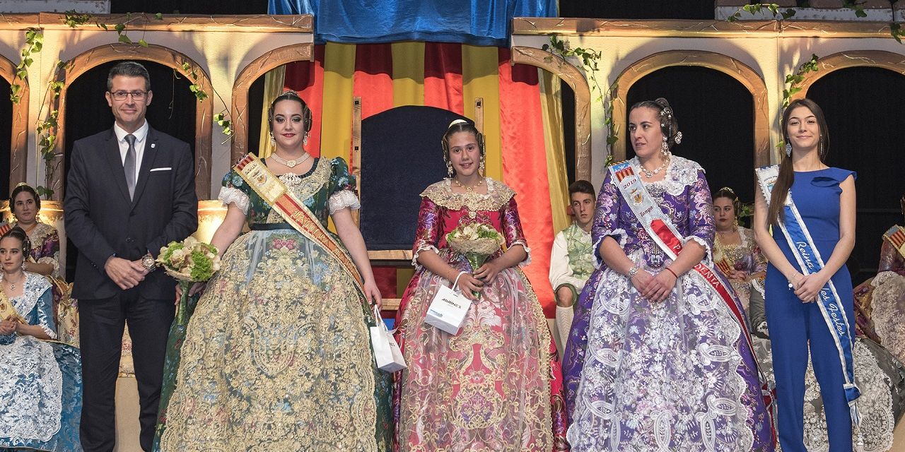  La Falla Mig Camí de Almussafes celebra la presentación de sus Falleras Mayores