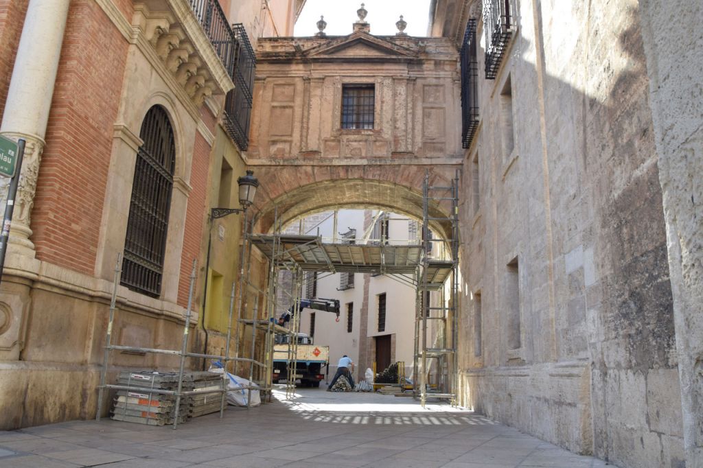  Comienza la restauración del arco de la calle Barchilla que une la Catedral con el Palacio Arzobispal desde el siglo XVIII