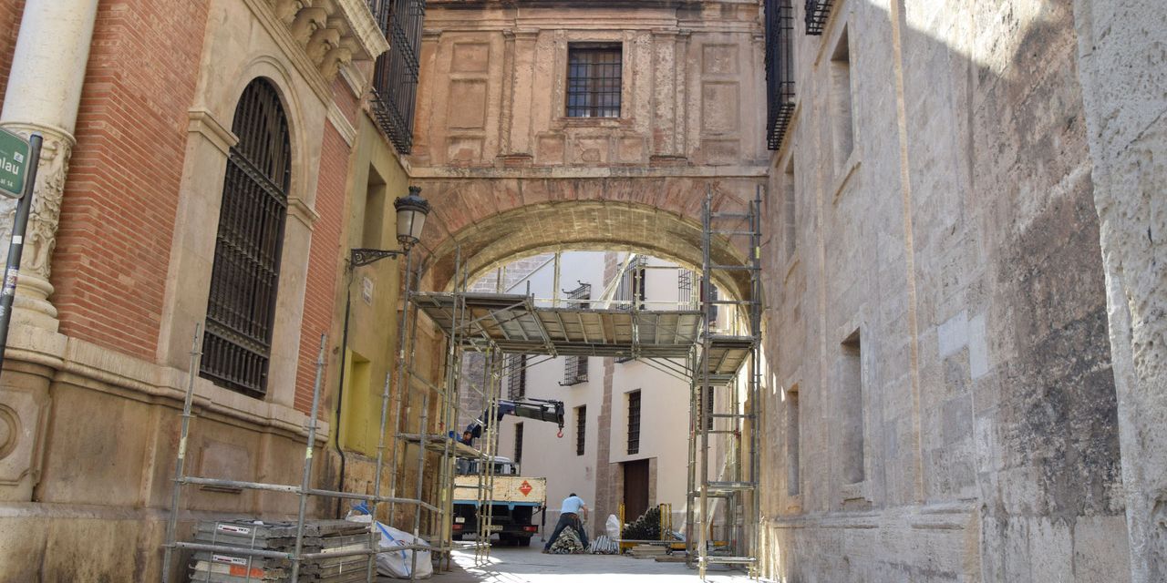  Comienza la restauración del arco de la calle Barchilla que une la Catedral con el Palacio Arzobispal desde el siglo XVIII