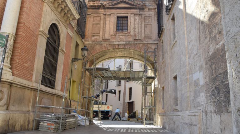 Comienza la restauración del arco de la calle Barchilla que une la Catedral con el Palacio Arzobispal desde el siglo XVIII