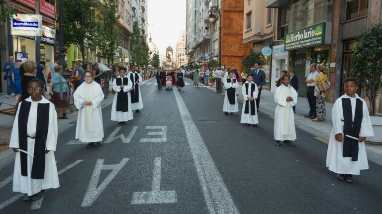 La “procesión de los niños” de la Calle San Vicente conmemora el primer orfanato del mundo, fundado en Valencia por san Vicente Ferrer en 1410