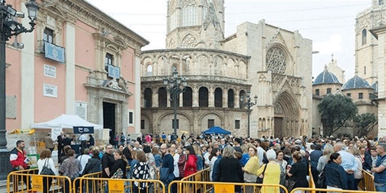  El Besamanos a la Virgen de los Desamparados se prolongó 19 horas con paso ininterrumpido de miles de devotos