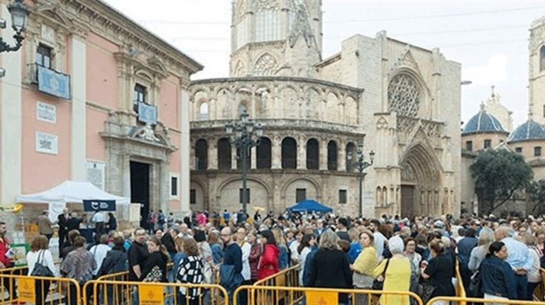 El Besamanos a la Virgen de los Desamparados se prolongó 19 horas con paso ininterrumpido de miles de devotos