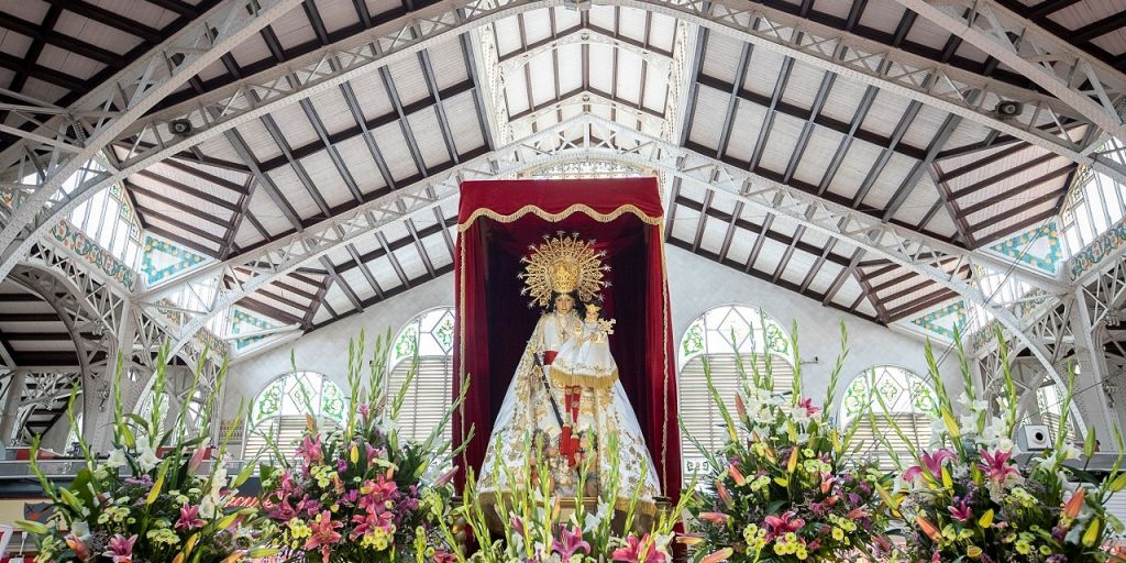  El Mercado Central de Valencia muestra sus respetos a la Virgen de los Desamparados 