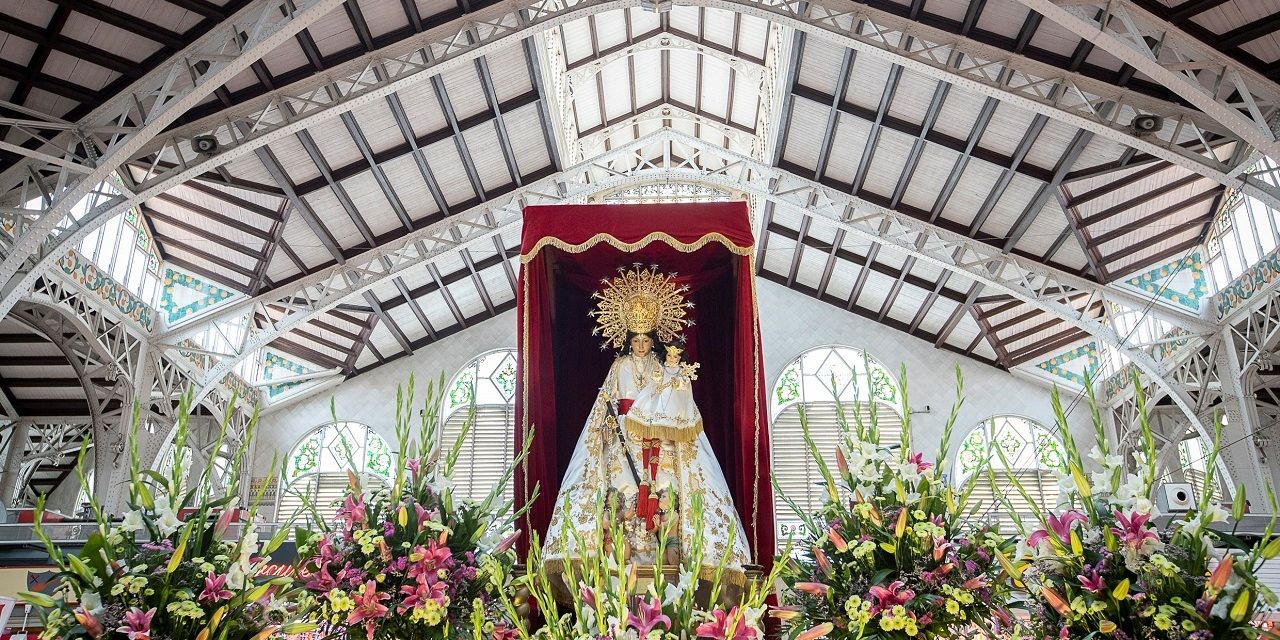  El Mercado Central de Valencia muestra sus respetos a la Virgen de los Desamparados 