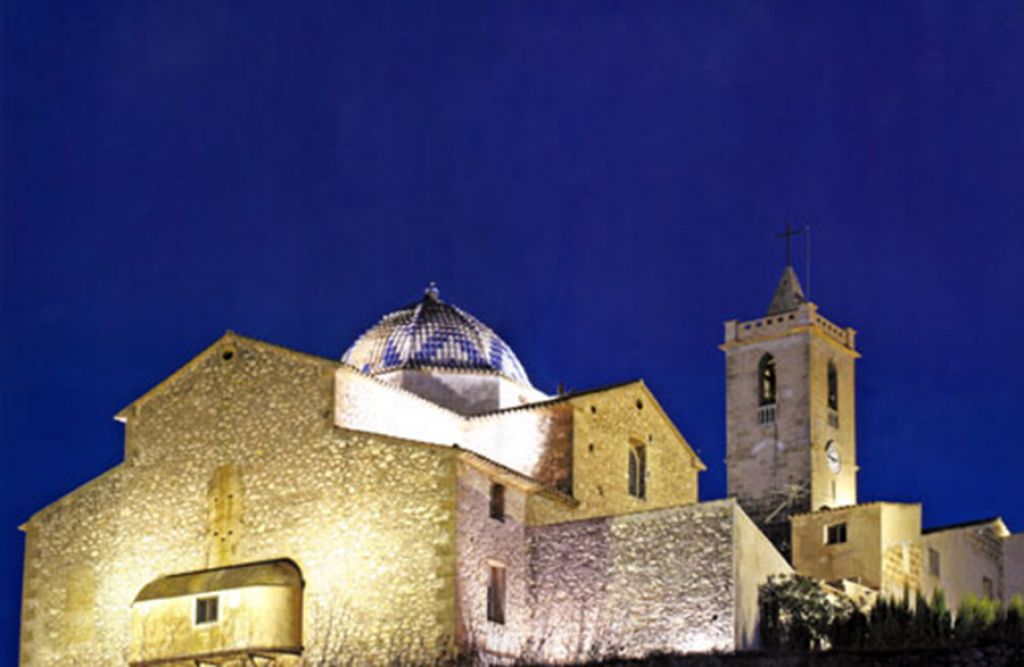  Monseñor Ros bendice la cúpula restaurada de la iglesia de Benitatxell en la fiesta de su patrona, Santa María Magdalena