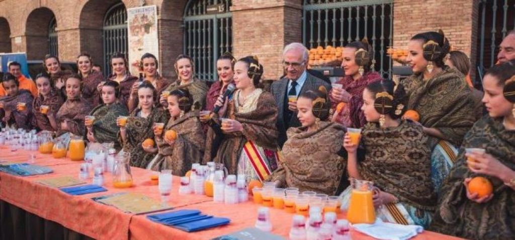  Las Falleras Mayores de Valencia participan en la Horchatada y Naranjada Fallera 