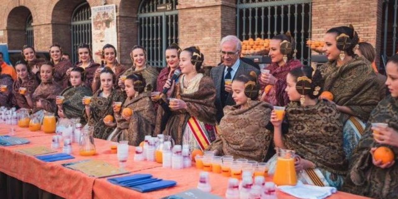 Las Falleras Mayores de Valencia participan en la Horchatada y Naranjada Fallera 