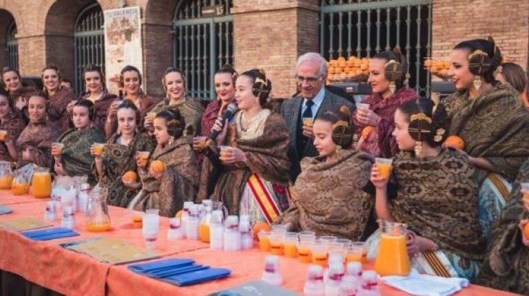 Las Falleras Mayores de Valencia participan en la Horchatada y Naranjada Fallera 