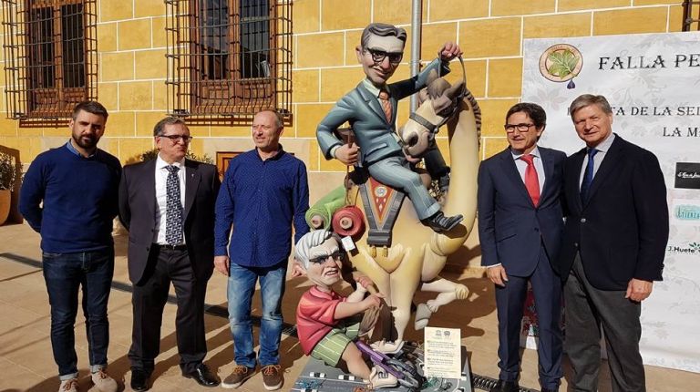 La Falla Peu de la Creu-En Joan de Villarasa presenta los ninots de la exposición