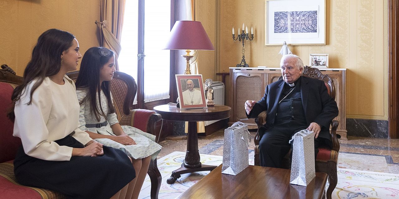  Las Falleras Mayores de Valencia saludan al Cardenal Cañizares en el Palacio Arzobispal