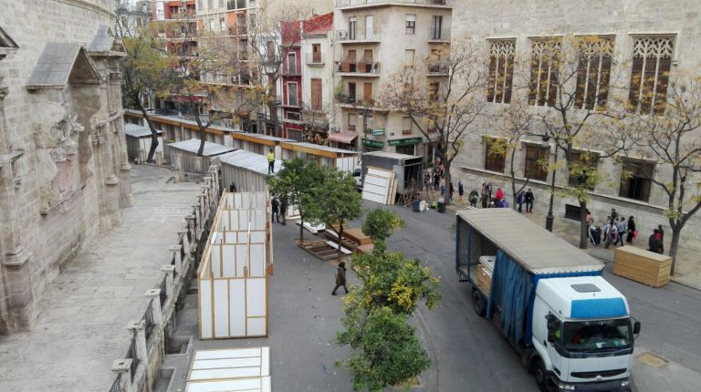 COMERCIO MEJORA EL MERCADILLO DEL CENTRO Y POTENCIA SU CARÁCTER NAVIDEÑO