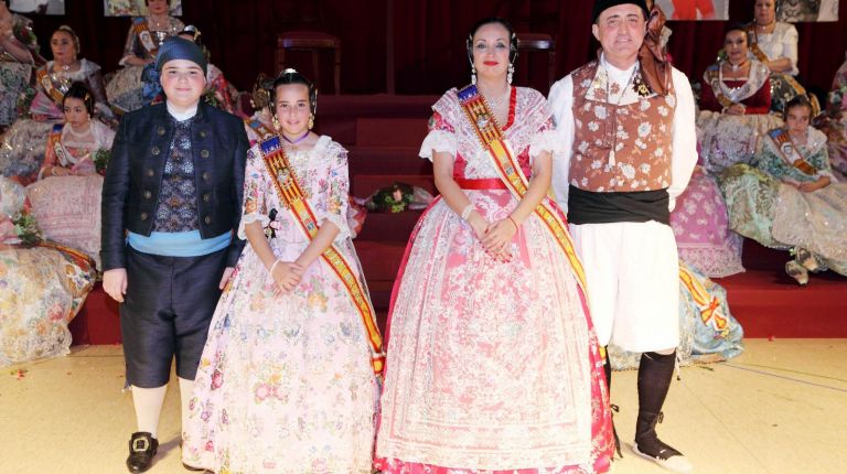 La falla Platja Patacona-Camí de Vera inicia su año fallero con la presentación de sus Falleras Mayores