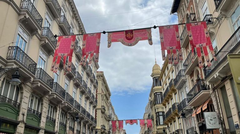 El tapiz de la Virgen de los Desamparados homenajea la solidaridad vivida por la riada
