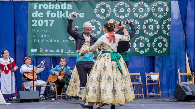 Vallés recibe el mes de julio con la Trobada de Folklore