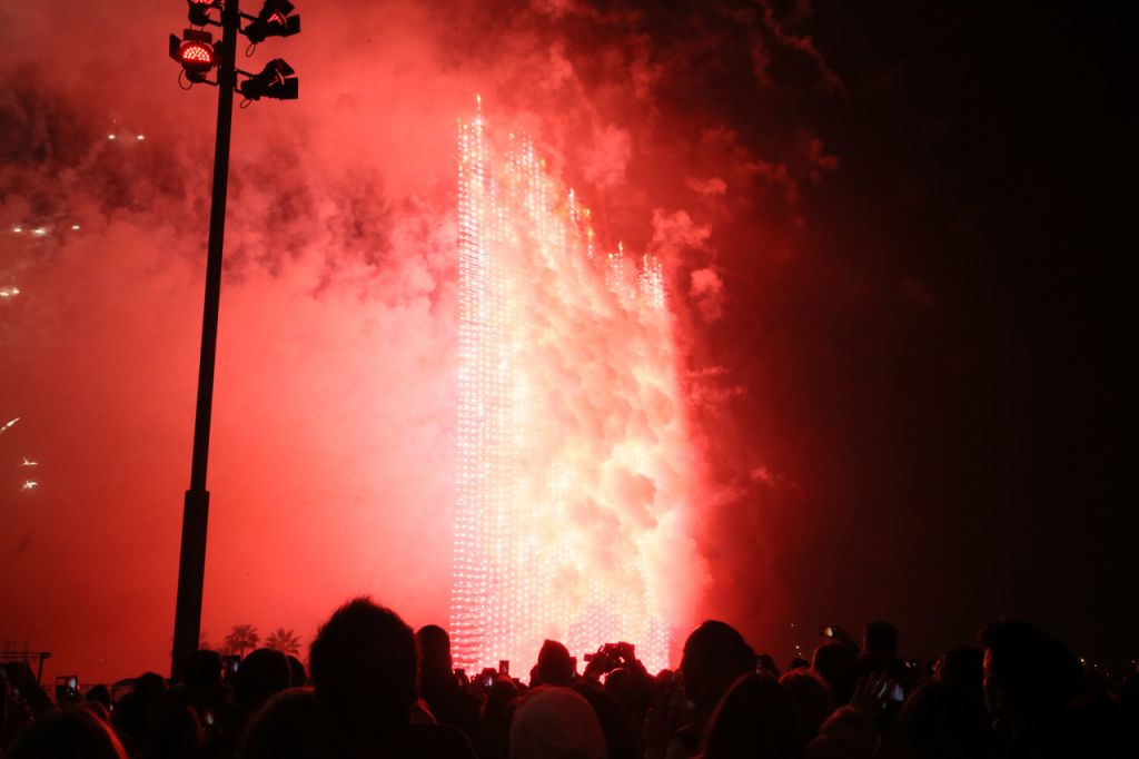  La mascletà vertical hizo vibrar a Valencia con casi 1.700 kilos de pólvora