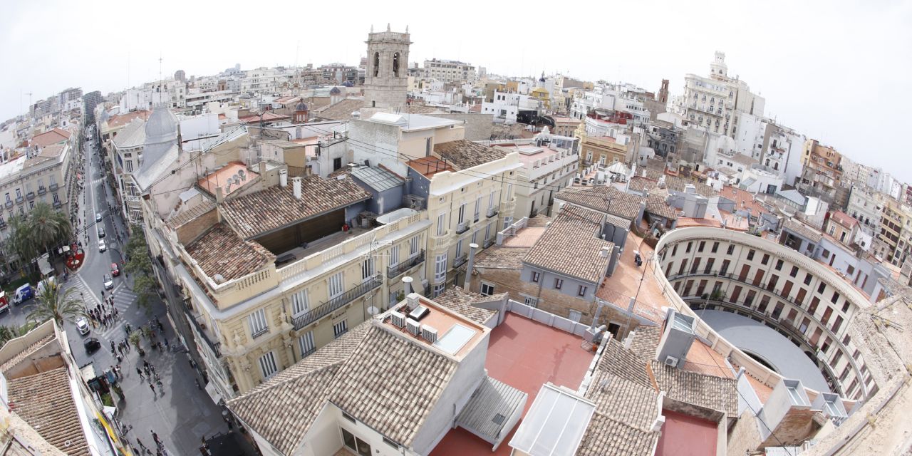  Campaneros valencianos promueven una campaña para que la torre de Santa Catalina vuelva a tener campanas tras un siglo sin ellas