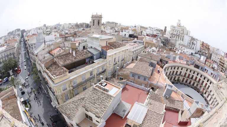 Campaneros valencianos promueven una campaña para que la torre de Santa Catalina vuelva a tener campanas tras un siglo sin ellas