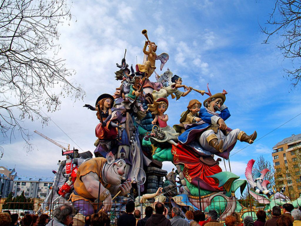  LAS FALLAS 