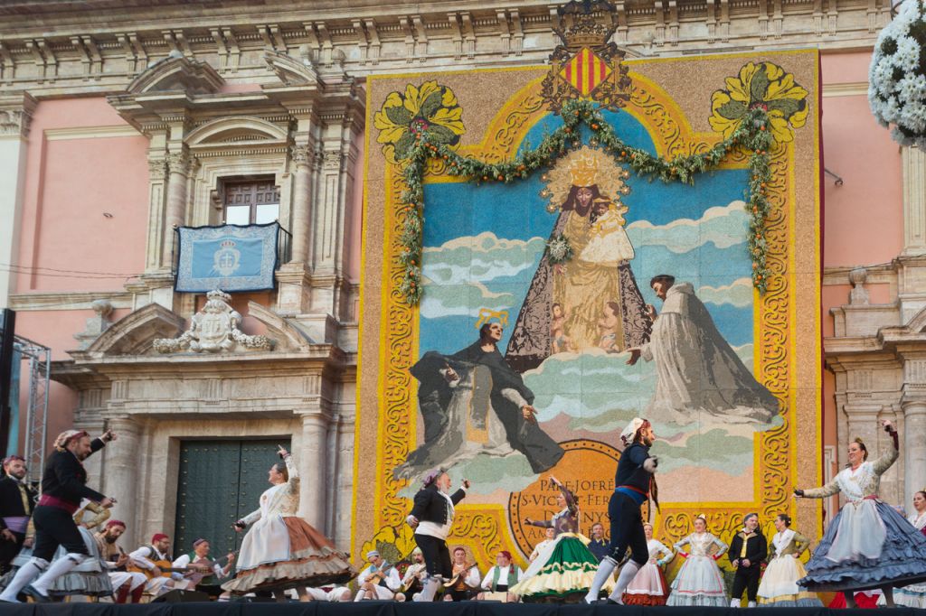  La tradicional “Ronda a la Mare de Déu”, con música y danzas a la Virgen de los Desamparados, celebra su 50 aniversario
