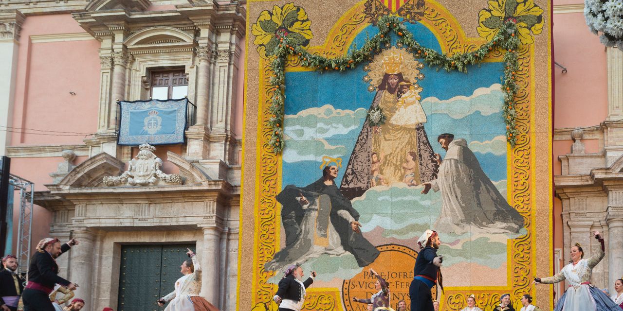  La tradicional “Ronda a la Mare de Déu”, con música y danzas a la Virgen de los Desamparados, celebra su 50 aniversario