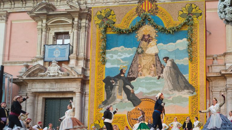 La tradicional “Ronda a la Mare de Déu”, con música y danzas a la Virgen de los Desamparados, celebra su 50 aniversario
