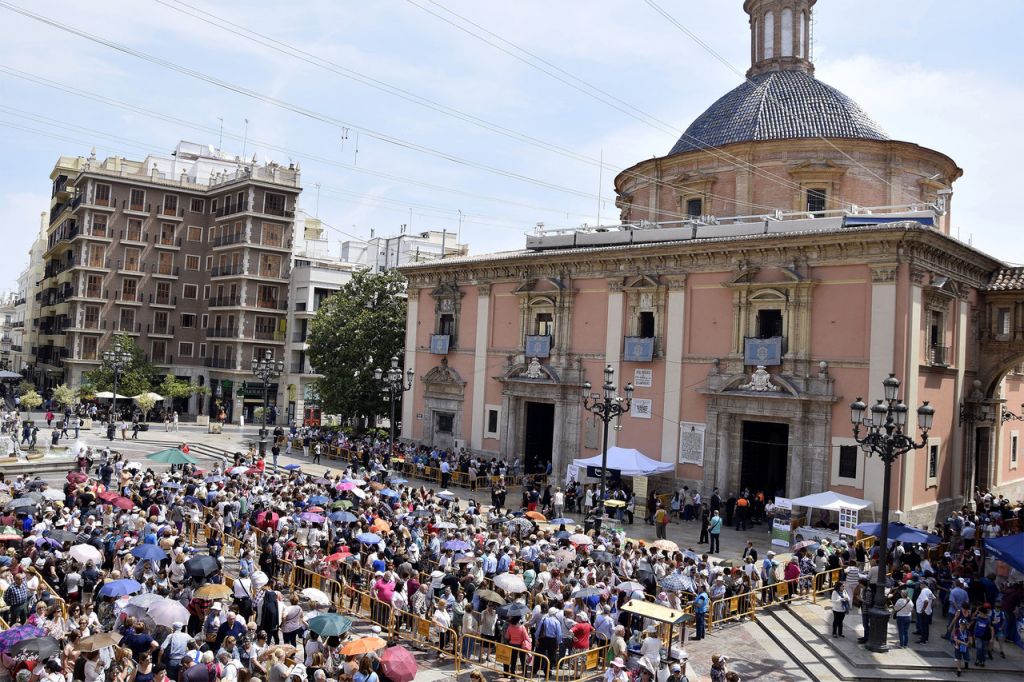  La Basílica de la Virgen cerró sus puertas a las 2´30 de la madrugada abarrotada de devotos tras el Besamanos público a la Patrona