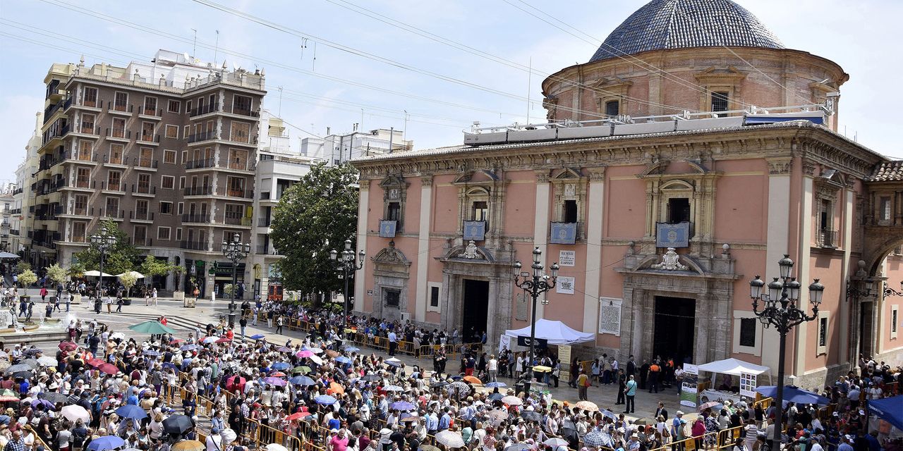  La Basílica de la Virgen cerró sus puertas a las 2´30 de la madrugada abarrotada de devotos tras el Besamanos público a la Patrona