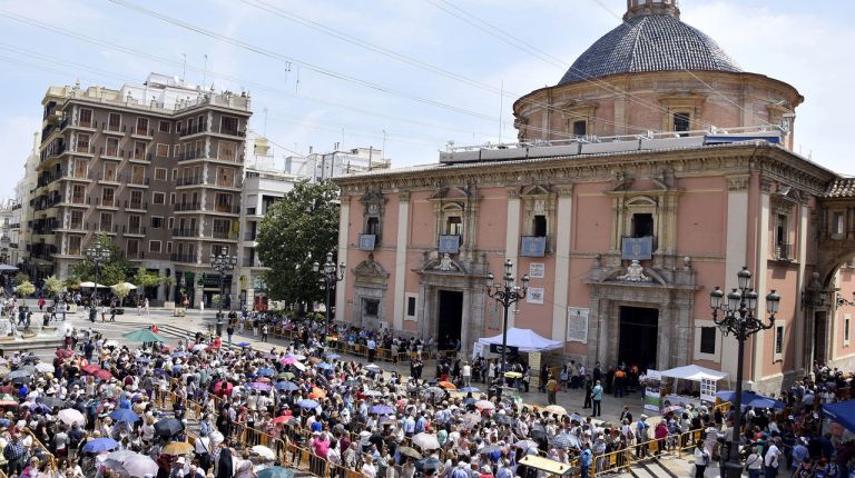 La Basílica de la Virgen cerró sus puertas a las 2´30 de la madrugada abarrotada de devotos tras el Besamanos público a la Patrona