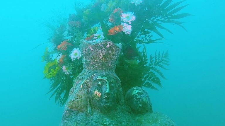 OFRENDA BAJO EL MAR