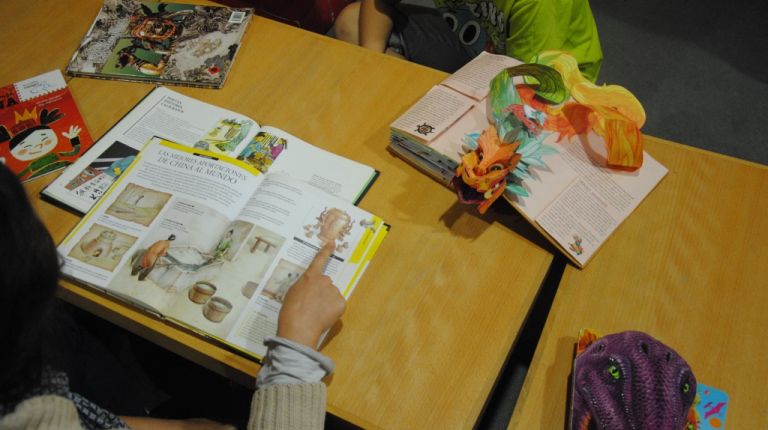 La Biblioteca del Museu de Prehistòria de València acerca a los niños a los poblados íberos