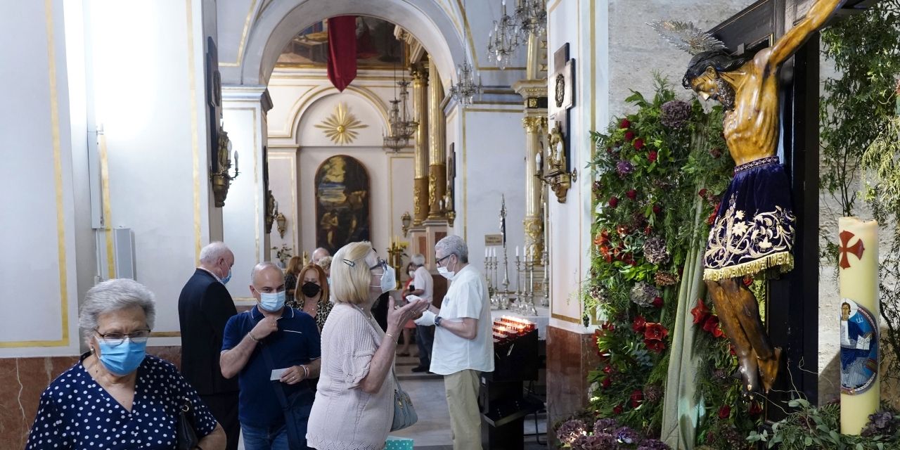  El barrio de Sagunto celebra  las fiestas del Cristo de la Fe con misas, procesión claustral y el paso de los devotos ante su imagen