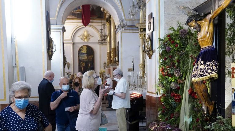 El barrio de Sagunto celebra  las fiestas del Cristo de la Fe con misas, procesión claustral y el paso de los devotos ante su imagen